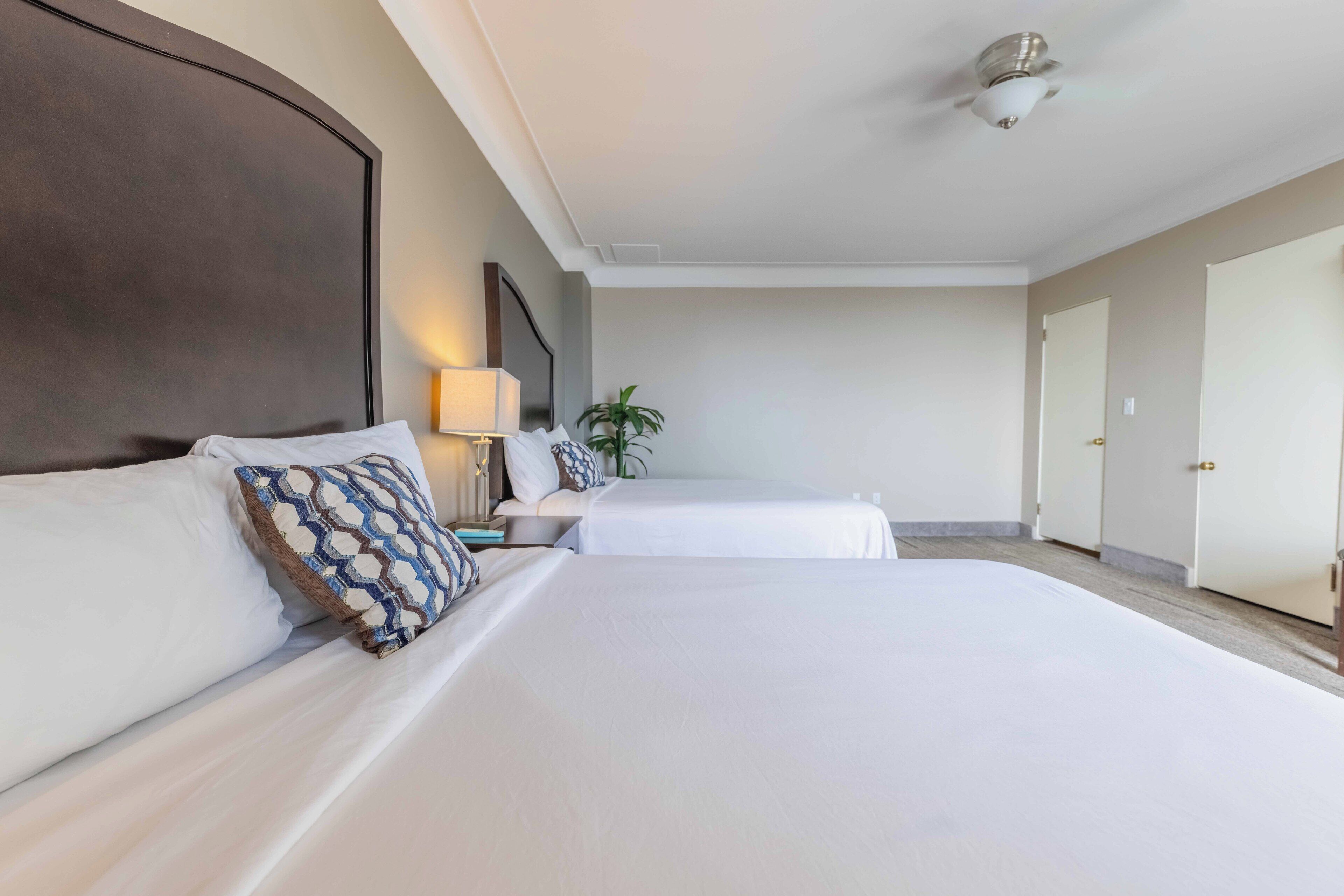 Suite ejecutiva, 2 camas Queen size, vista al lago | Escritorio, tabla de planchar con plancha, wifi gratis y ropa de cama 