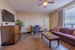 Family Suite | Desk, iron/ironing board, free WiFi, bed sheets