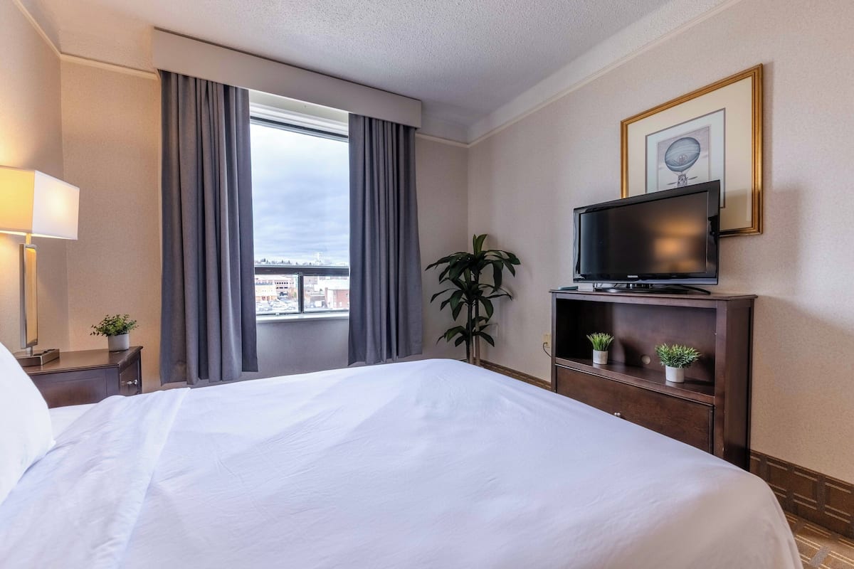 Junior Suite, 2 Queen Beds, City View | 1 bedroom, desk, iron/ironing board, free WiFi