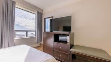 Single Room, 1 Queen Bed, Lake View | 1 bedroom, desk, iron/ironing board, free WiFi