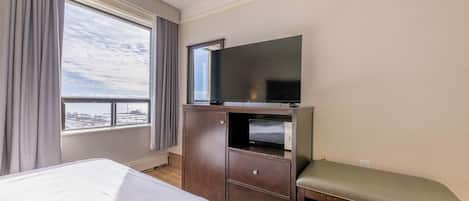 Single Room, 1 Queen Bed, Lake View | 1 bedroom, desk, iron/ironing board, free WiFi