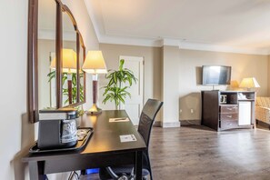 Desk, iron/ironing board, free WiFi, bed sheets - Prince Arthur Waterfront Hotel & Suites (Thunder Bay)