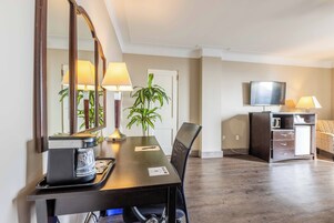 行政套房, 2 张大床, 湖景 | 办公桌、熨斗/熨衣板、免费 WiFi、床单