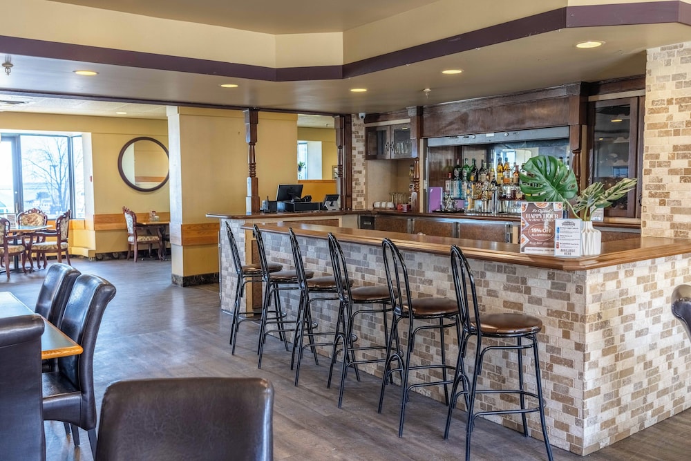 Prince Arthur Waterfront Hotel & Suites by null