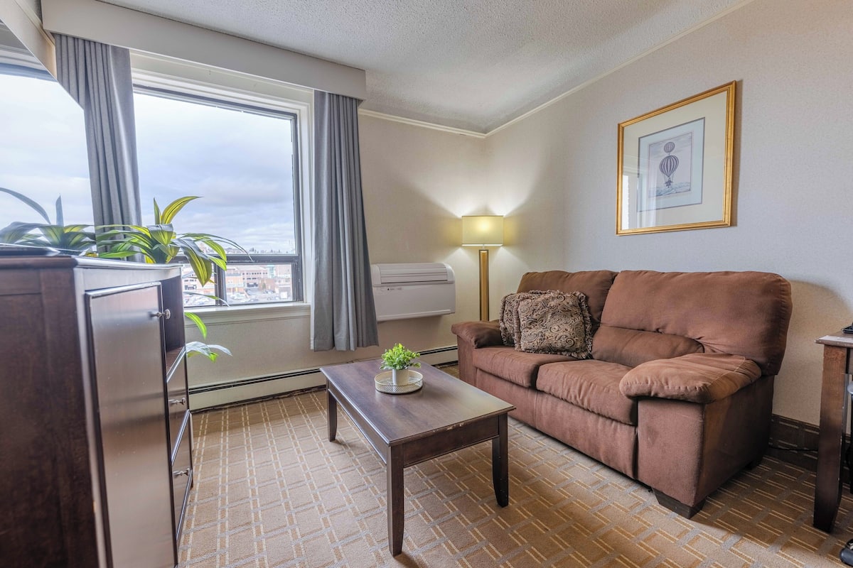 Junior Suite, 1 Queen Bed, City View | 1 bedroom, desk, iron/ironing board, free WiFi