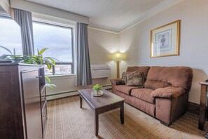 Junior Suite, 1 Queen Bed, City View