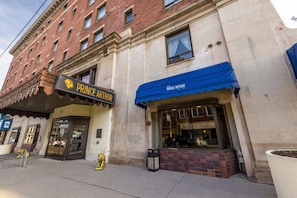 Exterior - The Prince Arthur Hotel (Thunder Bay)