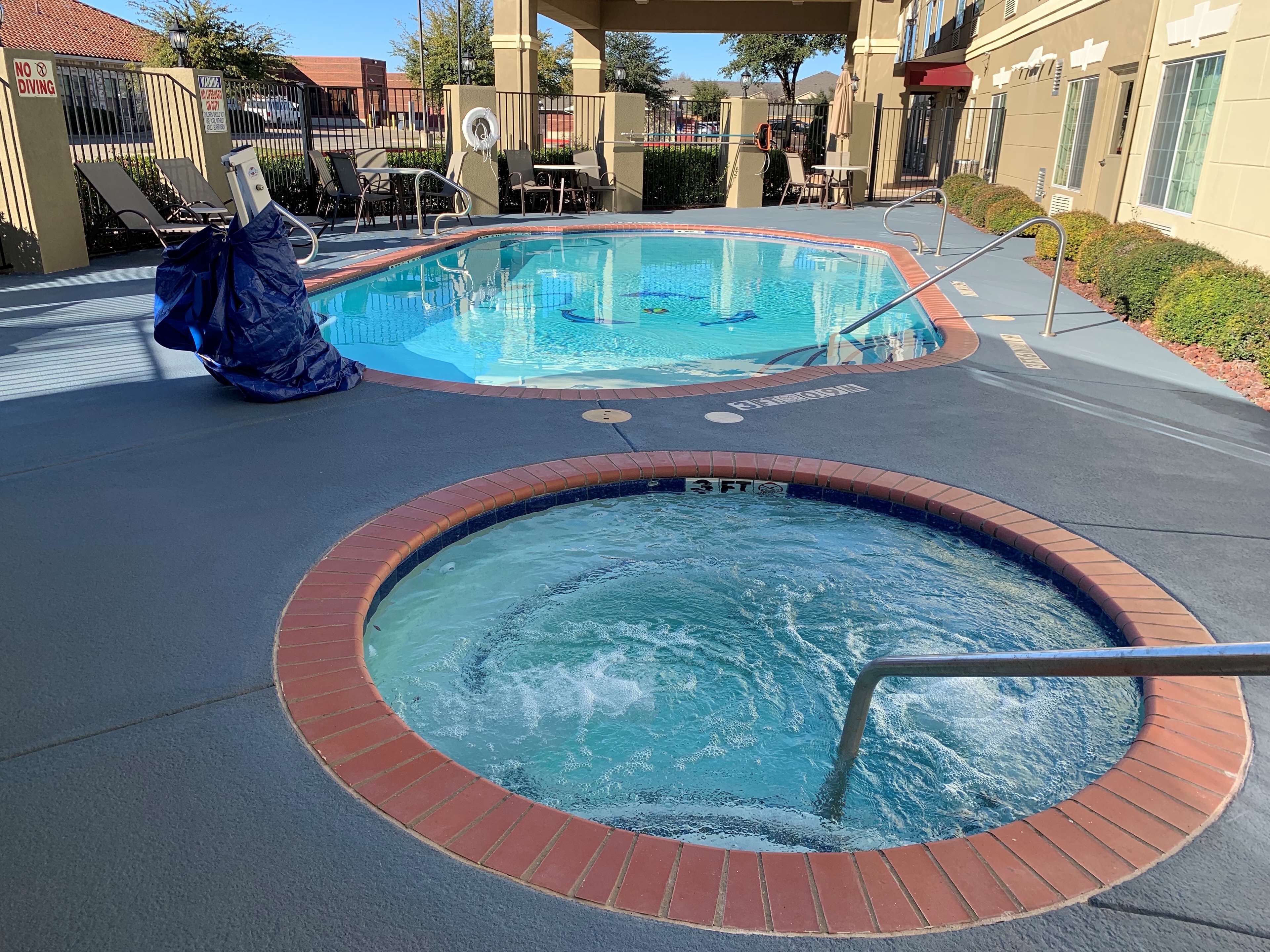 Seasonal outdoor pool, pool umbrellas, sun loungers