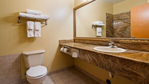 Articles de toilette (gratuits), séchoir à cheveux, serviettes fournies