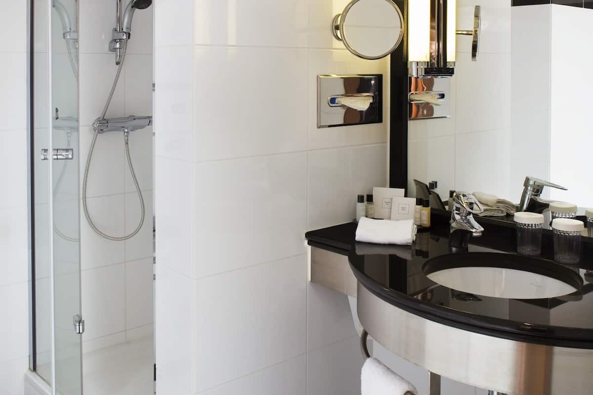 separate bathtub and shower, eco-friendly toiletries, hair dryer