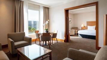 Senior suite, 1 kingsize bed, uitzicht op park | Lakens van Egyptisch katoen, luxe beddengoed, een minibar