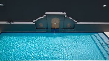 Piscina externa, guarda-sóis, espreguiçadeiras