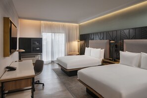 Kamar Standar, 2 Tempat Tidur Queen, pemandangan kebun | Selimut bulu angsa, brankas, meja kerja, dan tirai kedap cahaya