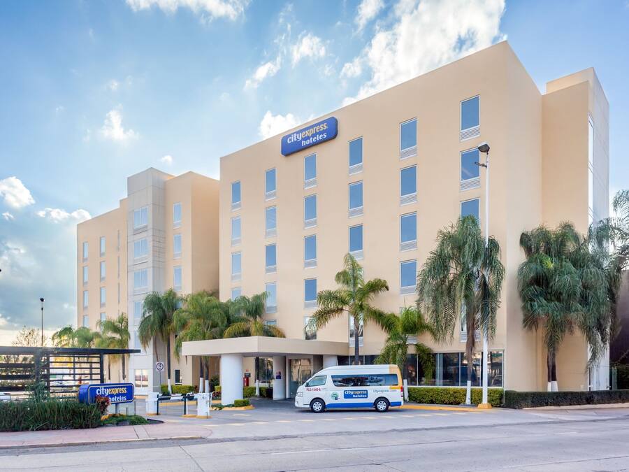 Edificio de un hotel CityExpress con diseño moderno, que presenta techo plano y numerosas ventanas.