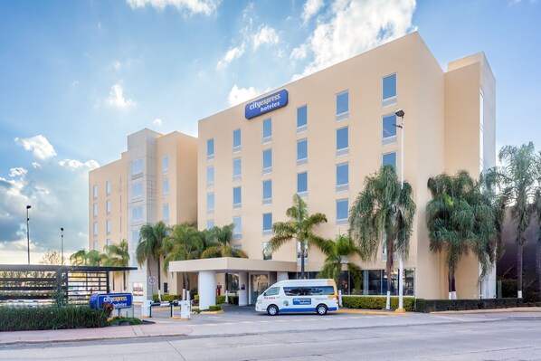 A CityExpress Hotel building with a modern design, featuring a flat roof and multiple windows. - City Express by Marriott Leon (León)