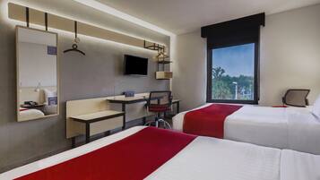 Habitación, 2 camas matrimoniales | Edredón, escritorio, insonorización y tabla de planchar con plancha