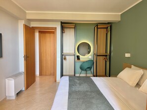 Svit Panoramic - havsutsikt | Italienska Frette-lakan, minibar och värdeförvaringsskåp på rummet