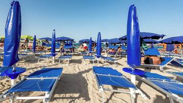 Privat strand i nærheten, hvit sand, strandbuss og solsenger