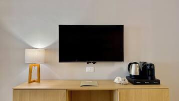 Panoramic-Suite, Meerblick | Wohnbereich | Fernseher