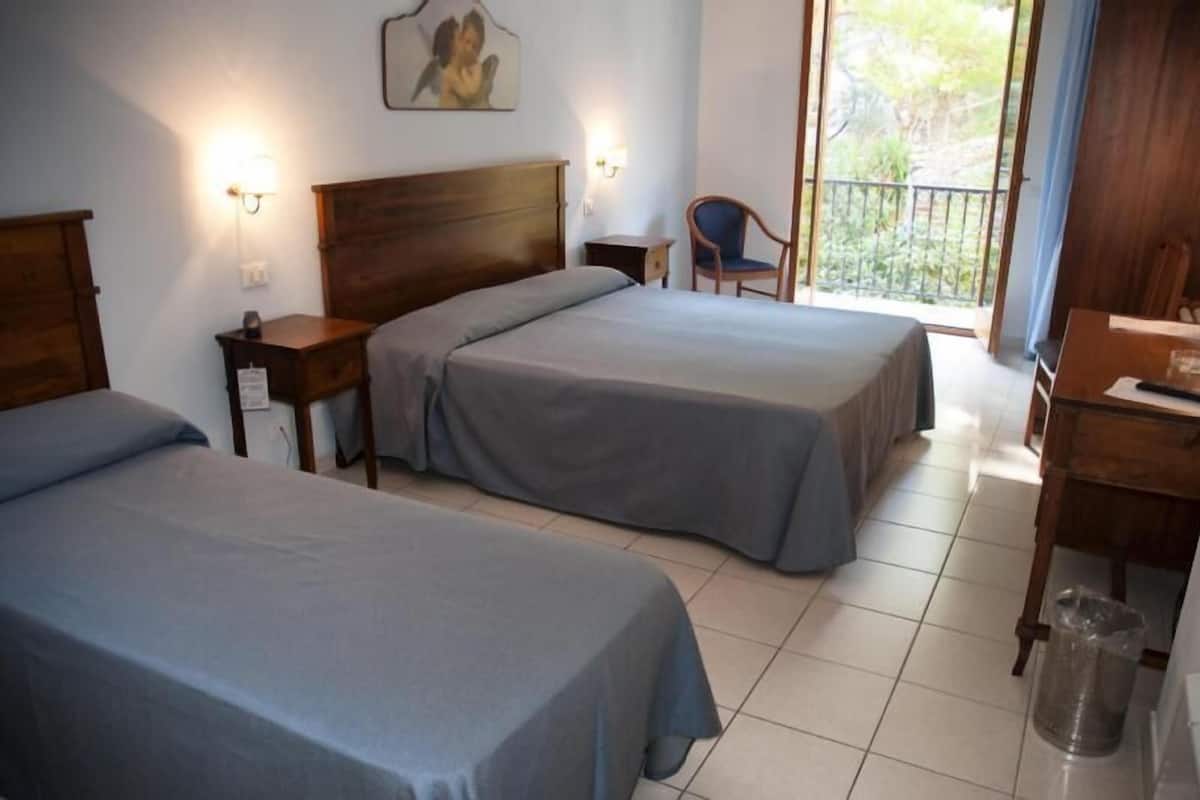 frette italian sheets, minibar, in-room safe, desk