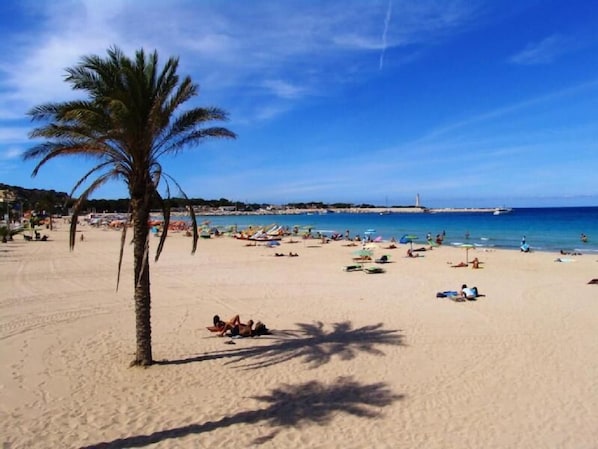 Privatstrand in der Nähe, weißer Sandstrand, Liegestühle, Sonnenschirme