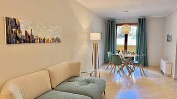 Suite panoramica, vista mare | Area soggiorno | TV