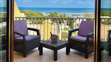 Comfort-Doppel- oder -Zweibettzimmer, Meerblick | Italienische Bettbezüge von Frette, Minibar, Zimmersafe, Schreibtisch