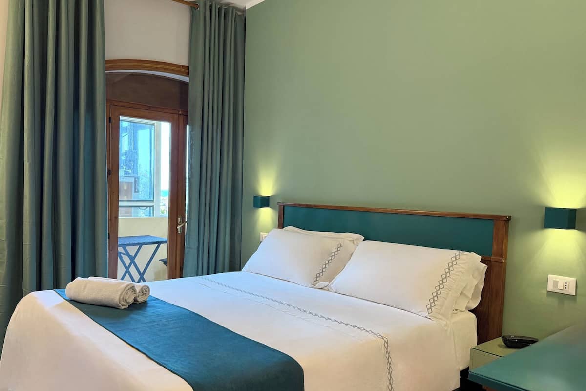 Eenvoudige kamer, 1 twee- of 2 eenpersoonsbedden | Italiaanse Frette-lakens, een minibar, een kluis op de kamer, een bureau