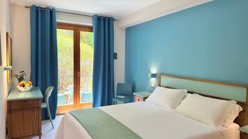 Comfort-Doppel- oder -Zweibettzimmer, Bergblick | Italienische Bettbezüge von Frette, Minibar, Zimmersafe, Schreibtisch