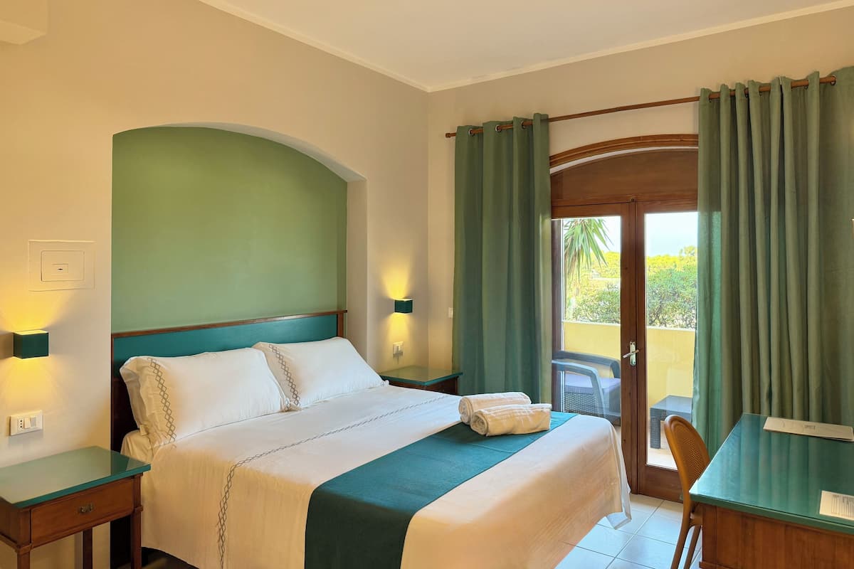 Standaard kamer, 1 twee- of 2 eenpersoonsbedden, uitzicht op zee | Italiaanse Frette-lakens, een minibar, een kluis op de kamer, een bureau