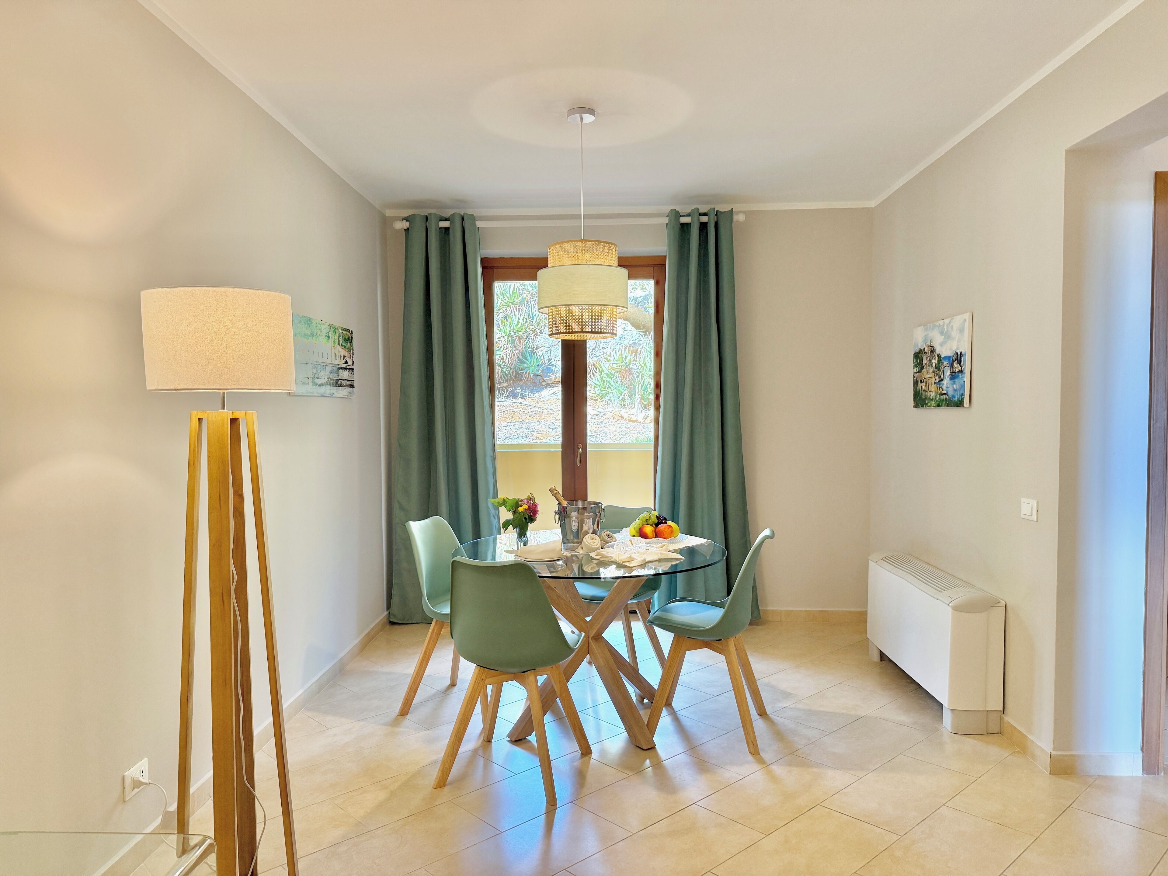 파노라믹 스위트, 바  다 전망 | 거실 공간 | TV