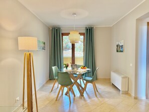 Suite – panorama, sjøutsikt | Oppholdsområde | TV