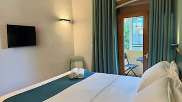 Camera Basic con letto matrimoniale o 2 letti singoli | Lenzuola Frette, minibar, una cassaforte in camera, una scrivania