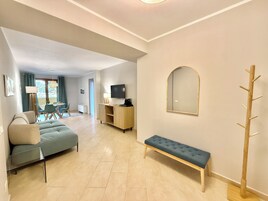 Suite panorámica, vistas al mar | Zona de estar | Una televisión