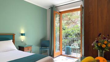 Comfort-Doppel- oder -Zweibettzimmer, Bergblick | Italienische Bettbezüge von Frette, Minibar, Zimmersafe, Schreibtisch