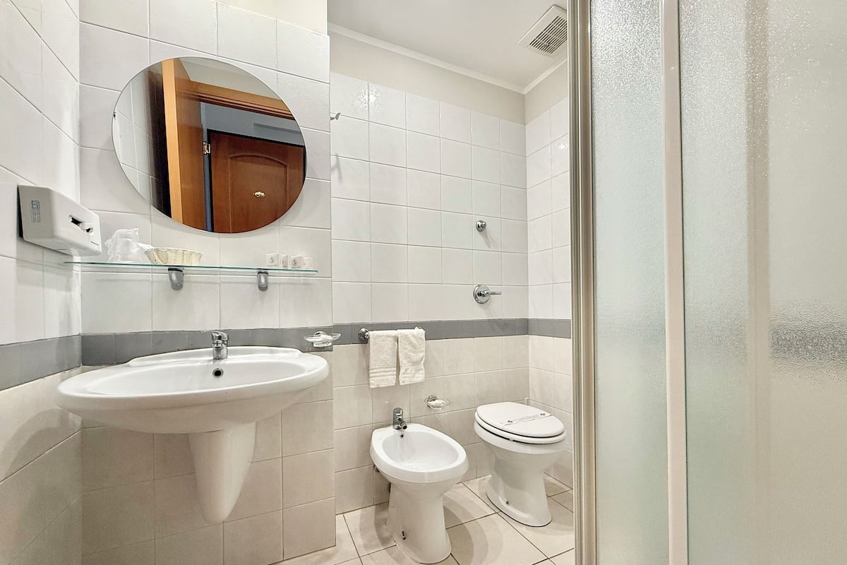 Douche, articles de toilette gratuits, sĂšche-cheveux, bidet