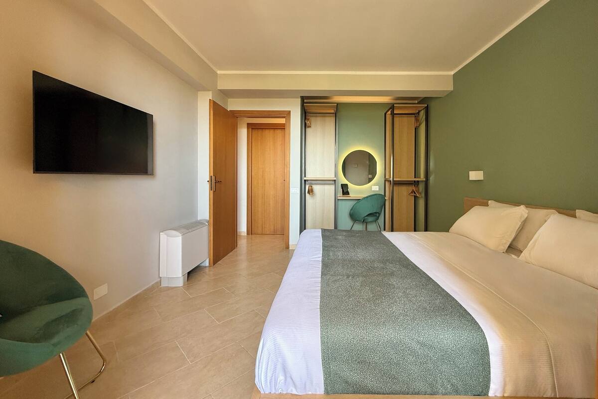 Svit Panoramic - havsutsikt | Italienska Frette-lakan, minibar och värdeförvaringsskåp på rummet