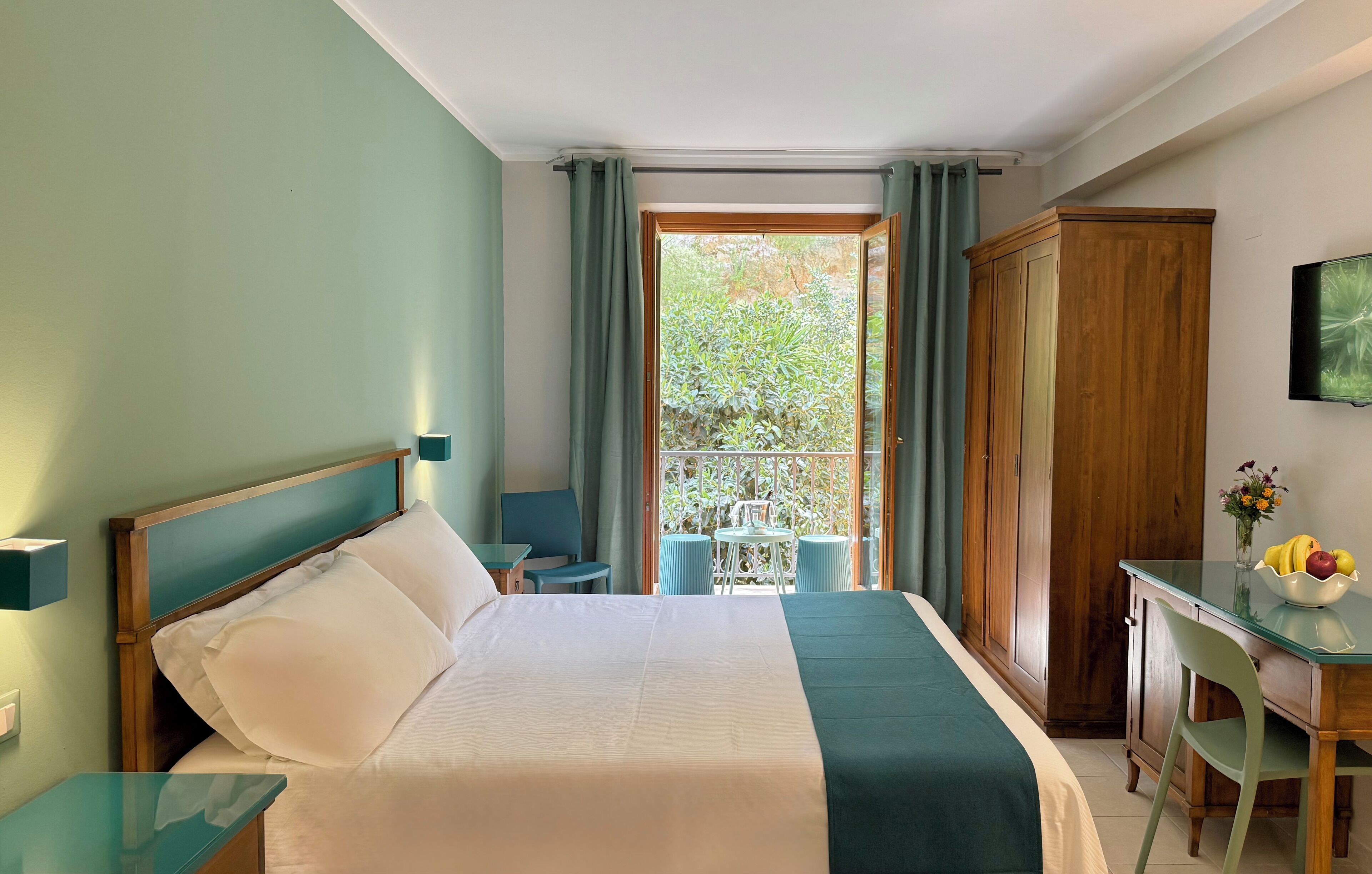 Comfort-Doppel- oder -Zweibettzimmer, Bergblick | Italienische Bettbezüge von Frette, Minibar, Zimmersafe, Schreibtisch