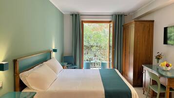 Comfort-Doppel- oder -Zweibettzimmer, Bergblick | Italienische Bettbezüge von Frette, Minibar, Zimmersafe, Schreibtisch