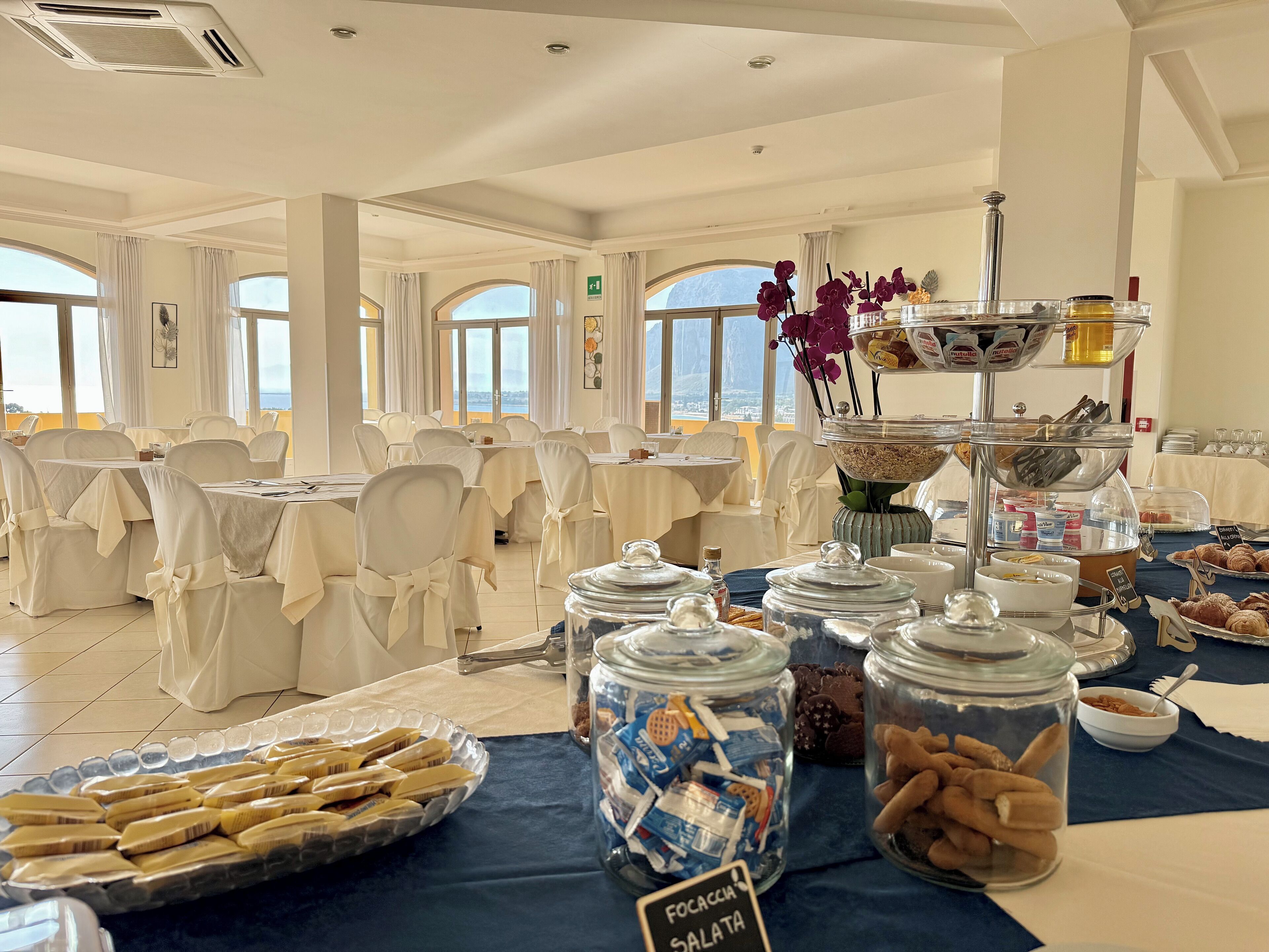 每日供应自助式早餐（每人 EUR 13）