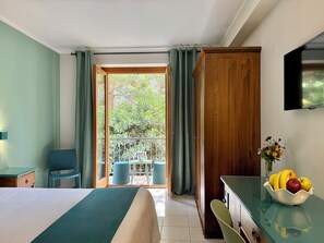 Comfort dubbelrum eller tvåbäddsrum - utsikt mot bergen | Italienska Frette-lakan, minibar och värdeförvaringsskåp på rummet