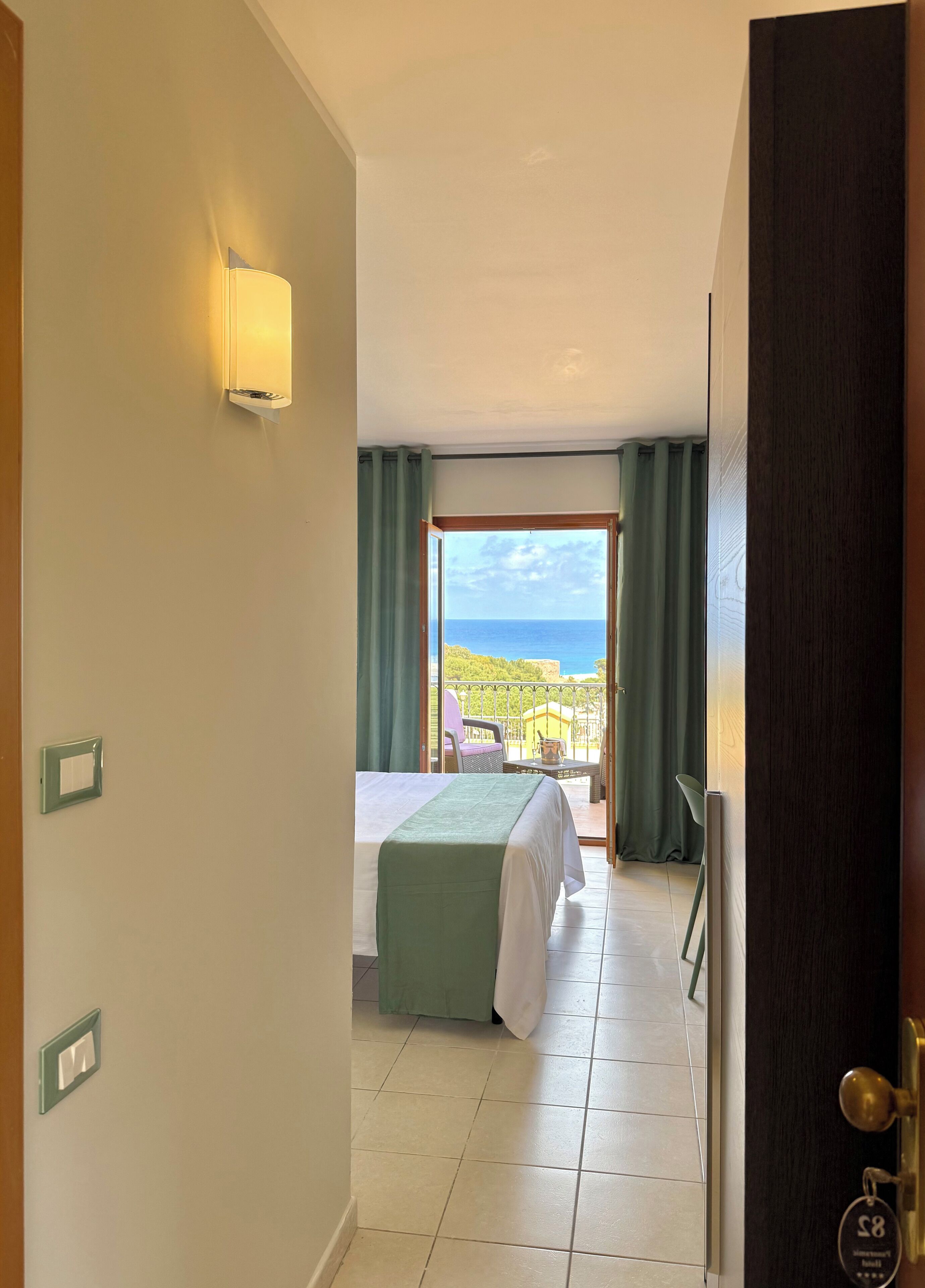 Dobbelt- eller tomannsrom – comfort, sjøutsikt | Italienske Frette-laken, minibar, safe på rommet og skrivebord