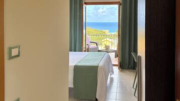 Dobbelt- eller tomannsrom – comfort, sjøutsikt | Italienske Frette-laken, minibar, safe på rommet og skrivebord