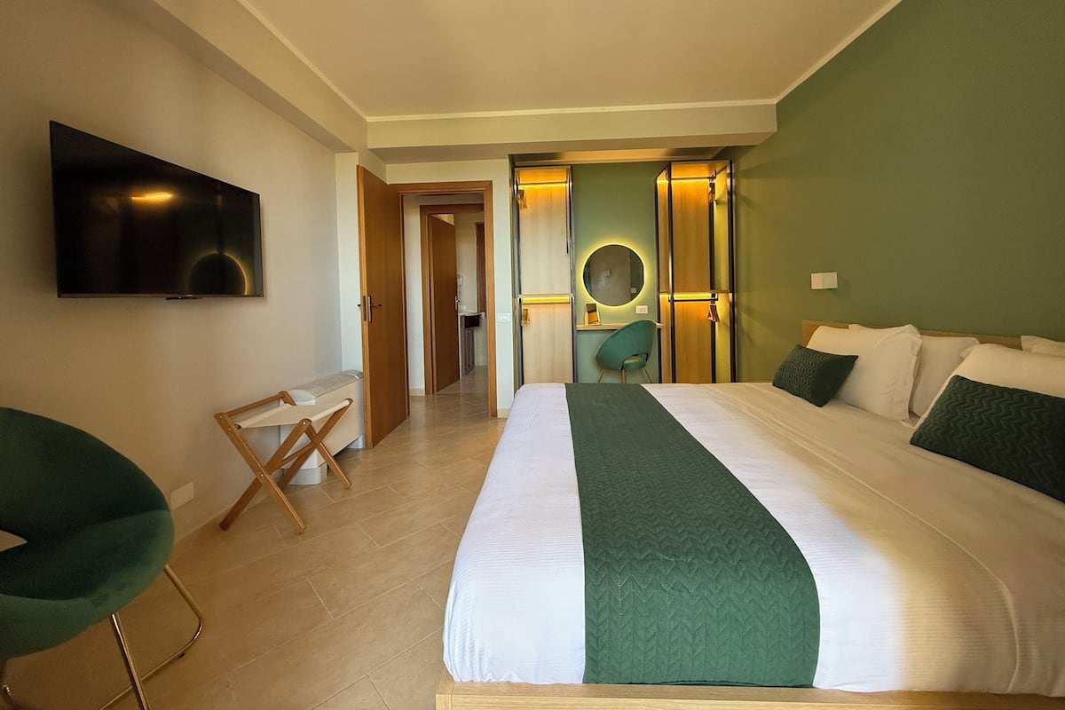 Panorama suite, uitzicht op zee | Italiaanse Frette-lakens, een minibar, een kluis op de kamer, een bureau