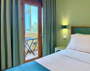 Habitación básica con 1 cama matrimonial o 2 individuales | Sábanas italianas Frette, minibar y caja de seguridad en la habitación 