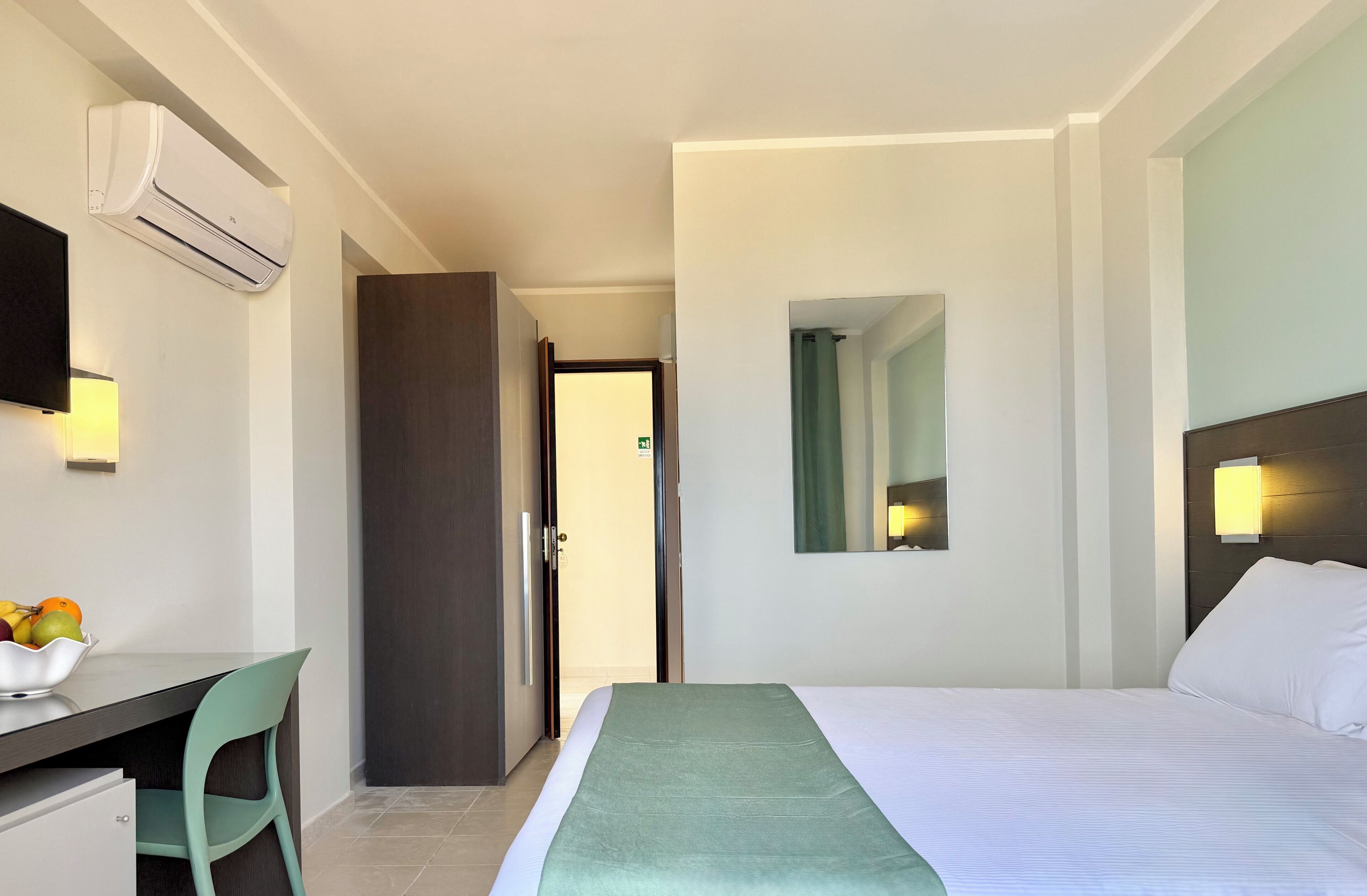 Comfort-Doppel- oder -Zweibettzimmer, Meerblick | Italienische Bettbezüge von Frette, Minibar, Zimmersafe, Schreibtisch