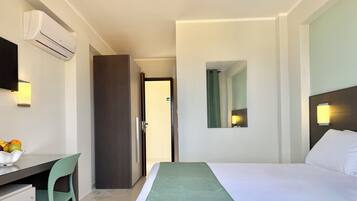 Comfort-Doppel- oder -Zweibettzimmer, Meerblick | Italienische Bettbezüge von Frette, Minibar, Zimmersafe, Schreibtisch