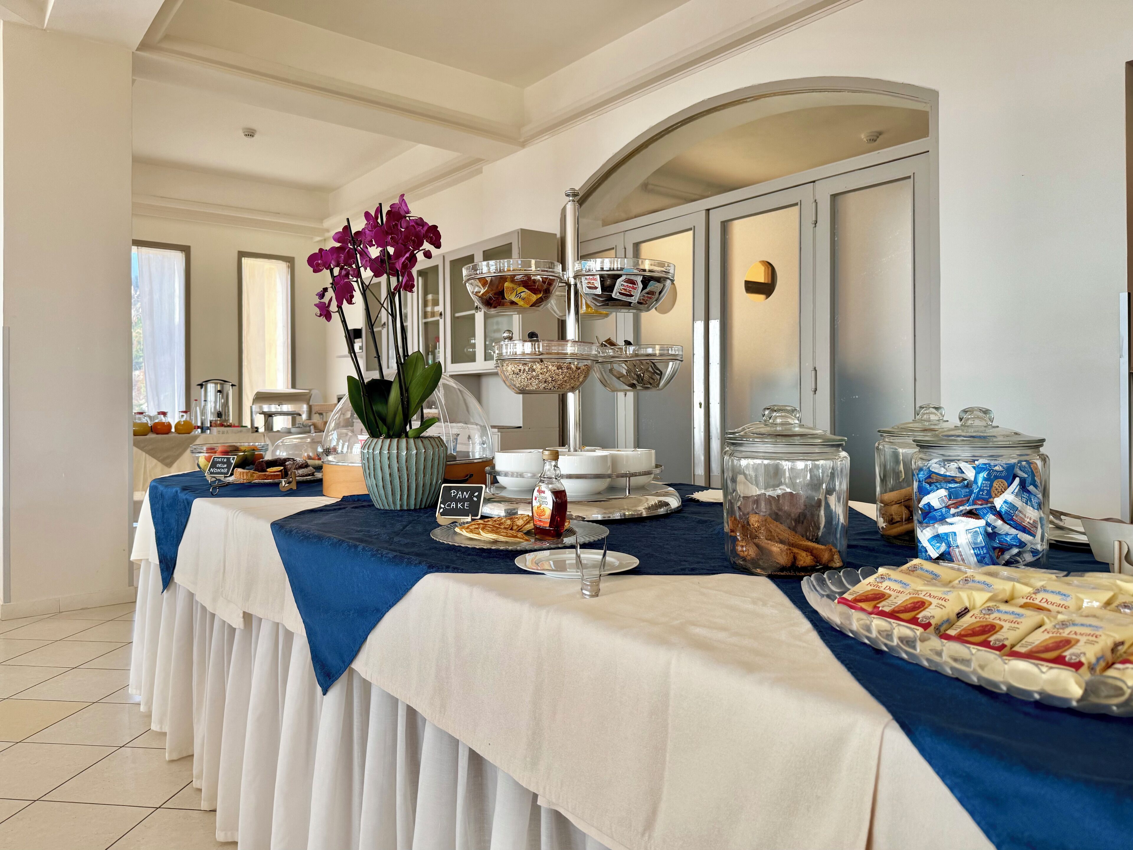 Colazione a buffet, servita tutte le mattine (13 EUR a persona) 