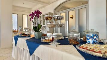 Colazione a buffet, servita tutte le mattine (13 EUR a persona)