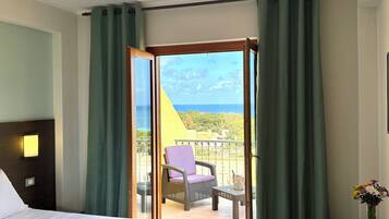 Dobbelt- eller tomannsrom – comfort, sjøutsikt | Italienske Frette-laken, minibar, safe på rommet og skrivebord